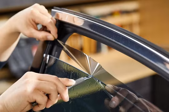 Cách tự dán kính xe ô tô tiết kiệm tiền như thợ chuyên nghiệp