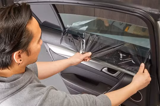 Cách bóc lớp dán kính ô tô dễ dàng tại nhà
