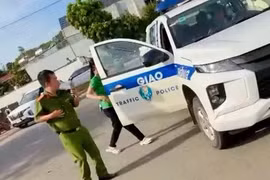 CSGT Gia Lai dùng xe chuyên dụng đến tận nhà động viên, chở nữ sinh đến điểm thi đúng giờ