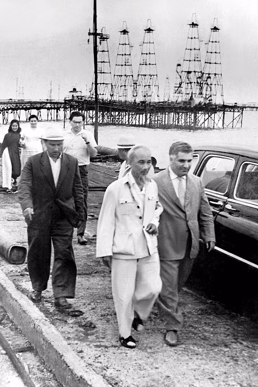 Chủ tịch Hồ Chí Minh khi đến thăm khu công nghiệp dầu khí Baku tháng 7-1959 (Ảnh tư liệu)