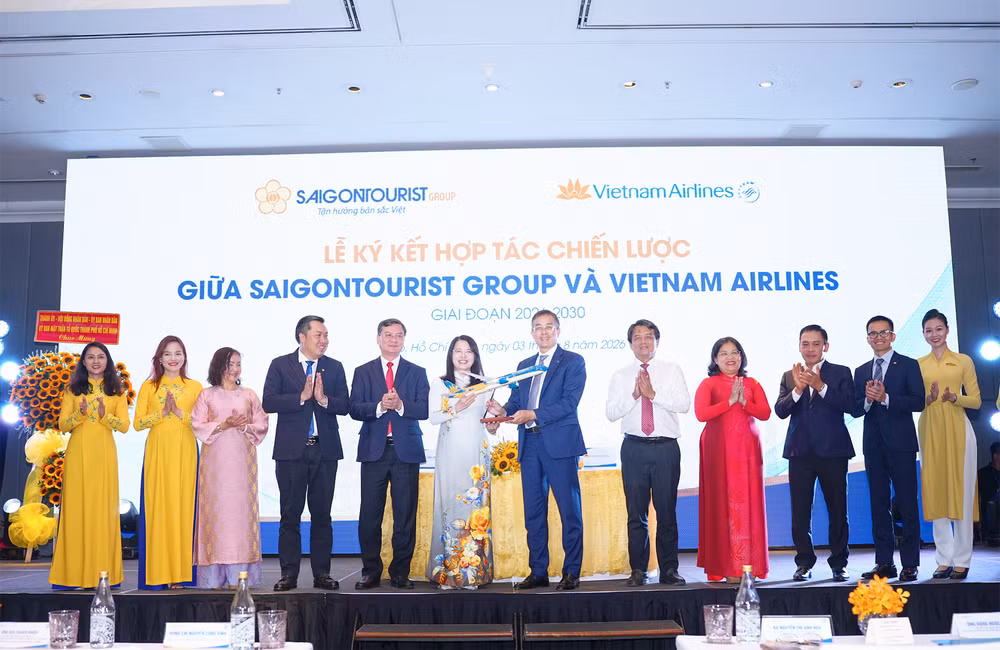 anh-3-chu-tich-hoi-dong-quan-tri-vietnam-airlines-dang-ngoc-hoa-trao-qua-luu-niem-toi-dai-dien-lanh-dao-saigontourist-group.png