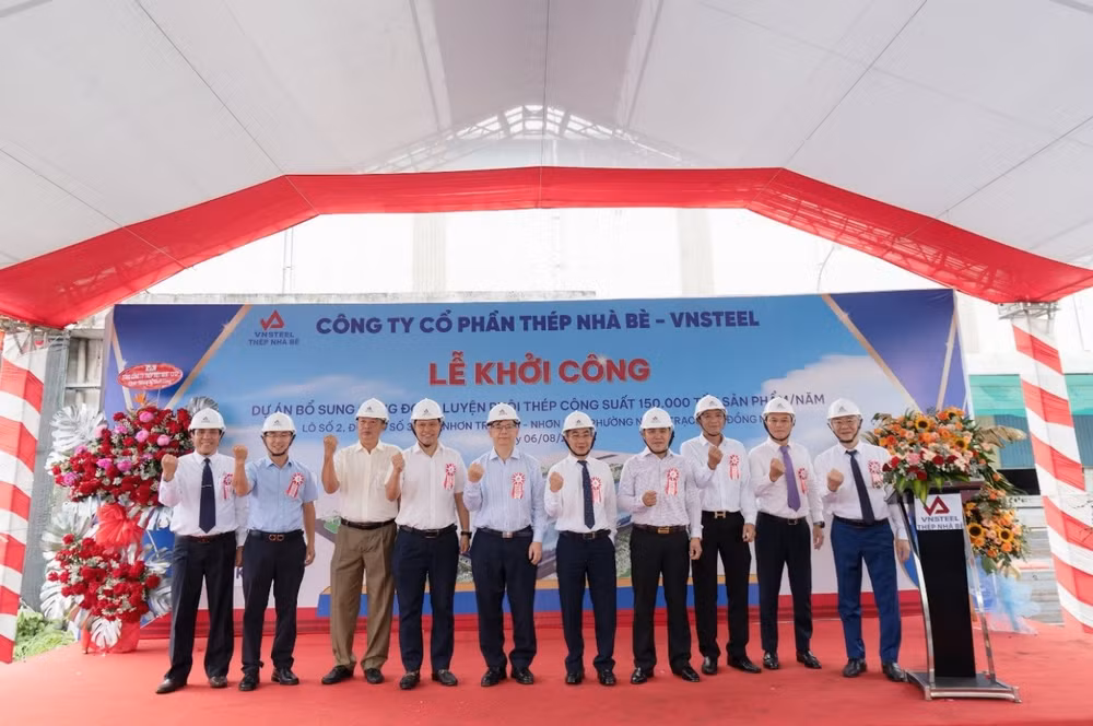 Các đại biểu thể hiện quyết tâm và cùng đồng hành để dự án của Thép Nhà Bè -VNSTEEL hoàn thành đúng tiến độ