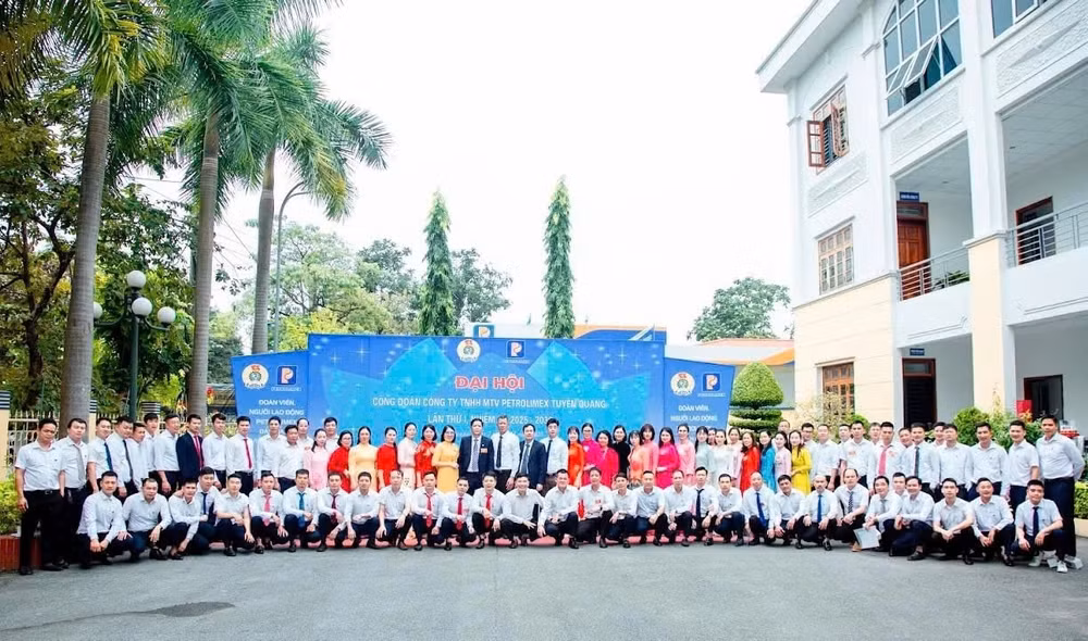 can-bo-cong-nhan-vien-cong-ty-tnhh-mtv-petrolimex-tuyen-quang.jpg