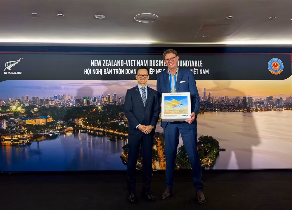 3-ong-nguyen-quang-trung-pho-tong-giam-doc-vietnam-airlines-tang-qua-luu-niem-cho-dai-dien-distinction-hotels-group.jpg