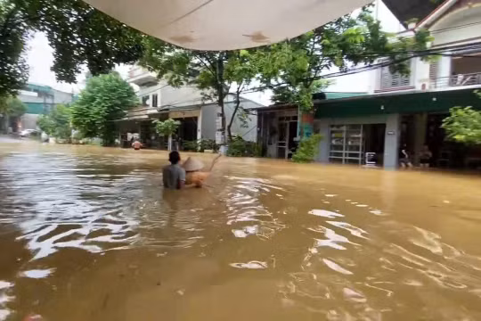 Nhiều tuyến đường bị ngập sâu khiến việc đi lại của người dân gặp khó khăn. Ảnh cắt từ clip