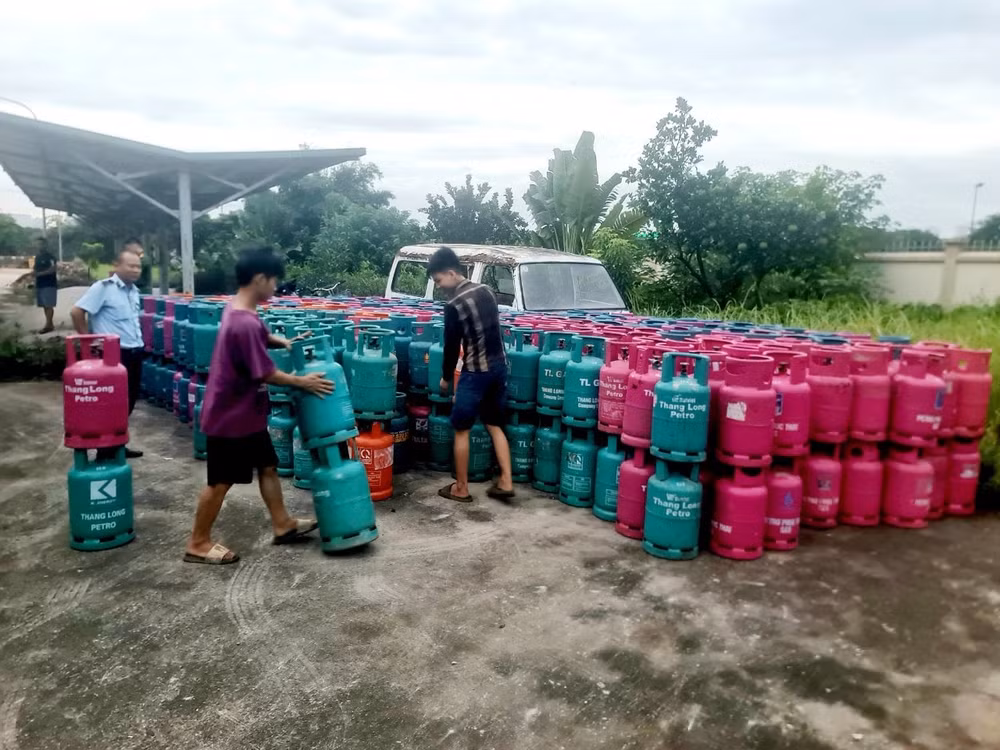 bat qua tang co so san chiet nap khi lpg trai phep tu bon chua khi vao binh gas hinh 1