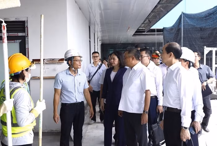 nguoi dan thu do va du luan xa hoi mong cho van hanh thuong mai tau dien nhon ga ha noi hinh 2