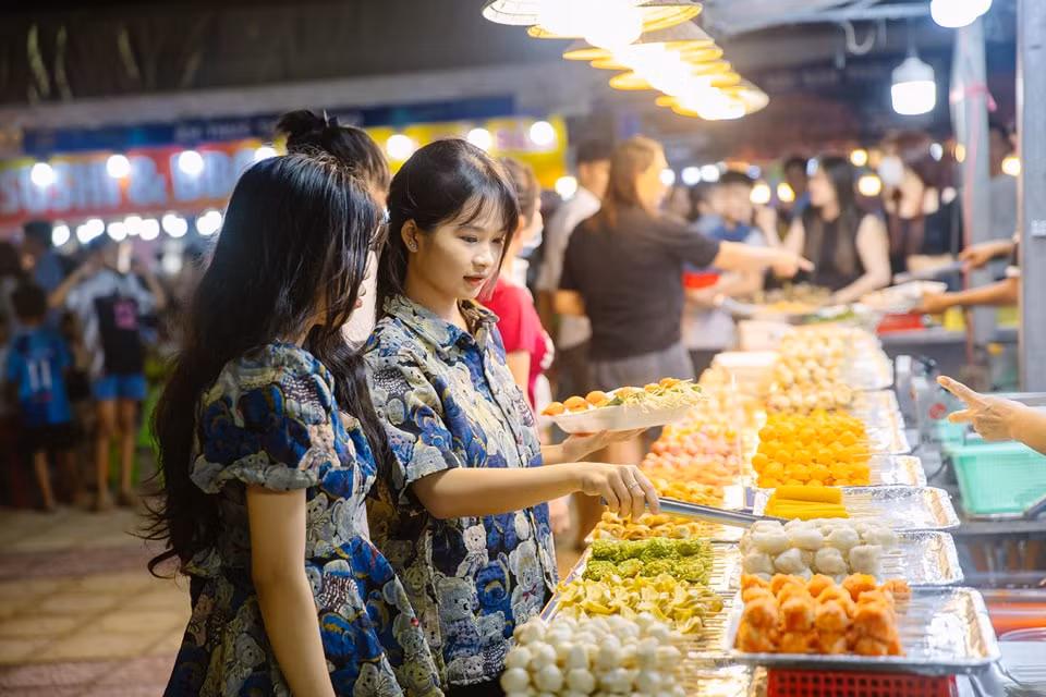 hang nghin nguoi do ve moi ngay de thuong thuc am thuc tai le hoi tom hum cam ranh hinh 2