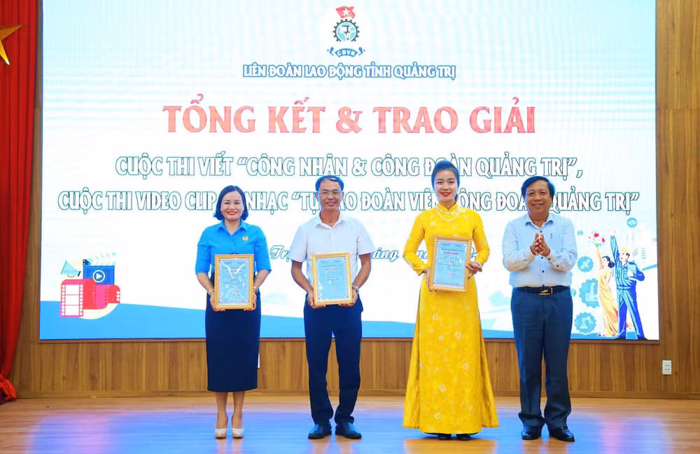 quang tri trao giai cuoc thi viet ve cong nhan va cong doan hinh 2