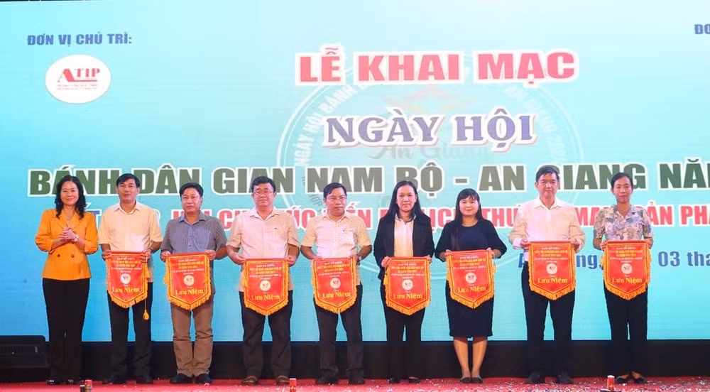 khai mac ngay hoi banh dan gian nam bo an giang 2024 dam da huong sac mien tay hinh 1