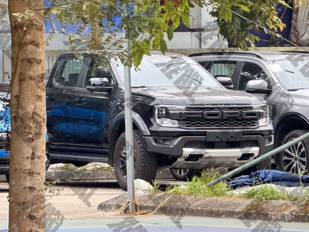 Chiếc bán tải Ford Ranger Raptor V6 máy xăng bị bắt gặp tại một trung tâm kiểm định khí thải ở Hà Nội - Ảnh: Hoàng Dũng