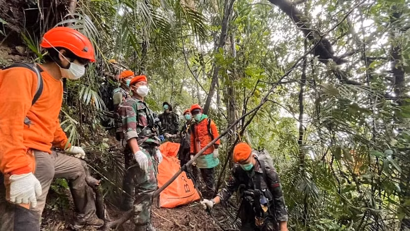 Thi thể còn lại của 10 người thiệt mạng trong vụ tai nạn máy bay ở Indonesia đã được tìm thấy.