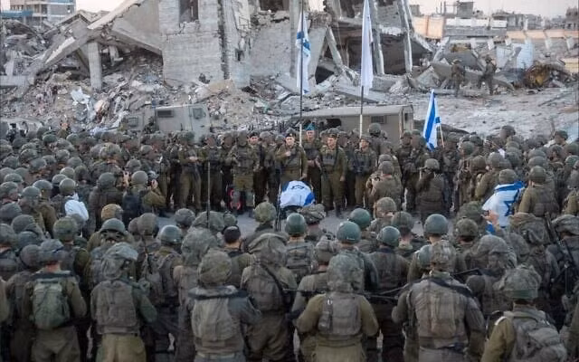 Trung tướng Eyal Zamir, Tham mưu trưởng Lực lượng Phòng vệ Israel (IDF), cùng binh lính tại thành phố Gaza tham dự buổi lễ tưởng niệm Thượng sĩ Ran Gvili, người đã thiệt mạng trong vụ bắt giữ con tin, sau khi thi thể anh được tìm thấy tại thành phố Gaza, vào ngày 26 tháng 1 năm 2026. (Lực lượng Phòng vệ Israel)