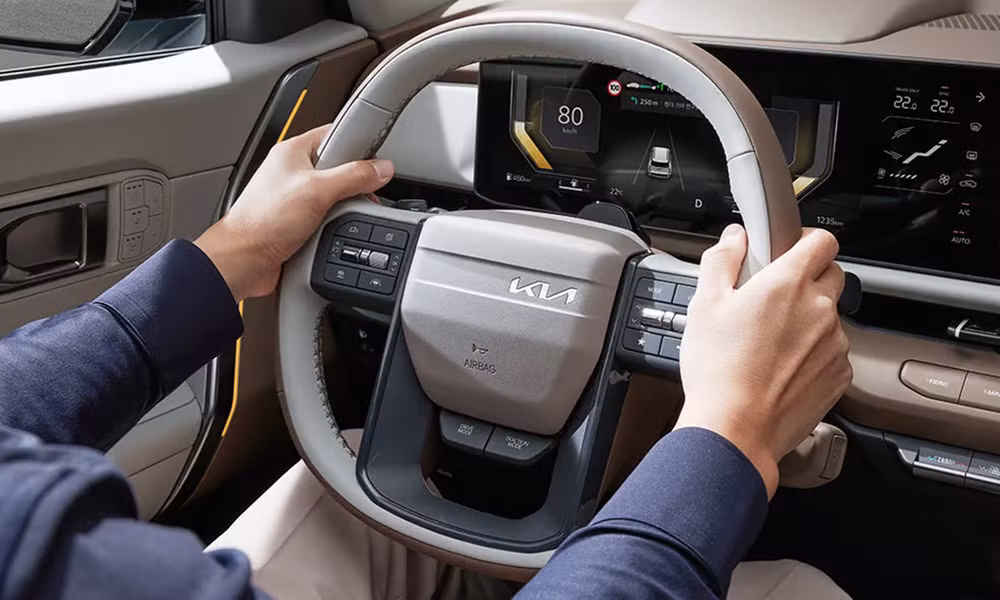 Vô-lăng vát đáy thể thao và có tính năng cảnh báo mất tập trung - Ảnh: Kia