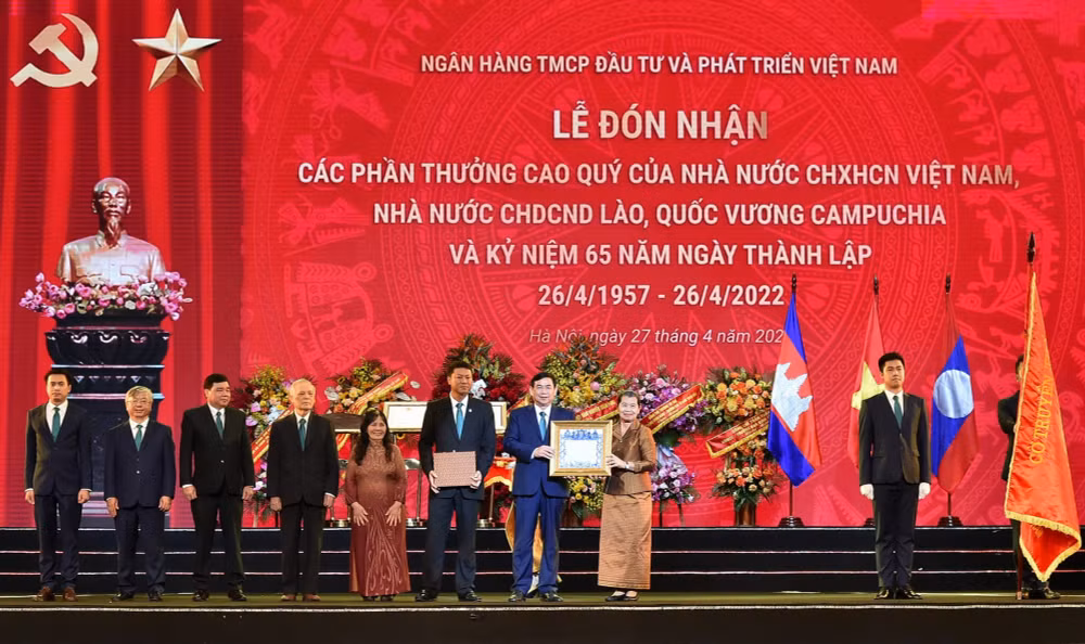 bidv don nhan cac phan thuong cao quy nhan ky niem 65 nam ngay thanh lap hinh 3