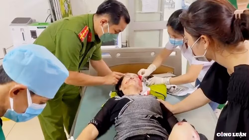 4 can bo cong an dung xe dac chung dua nguoi phu nu nguy kich di cap cuu hinh 1