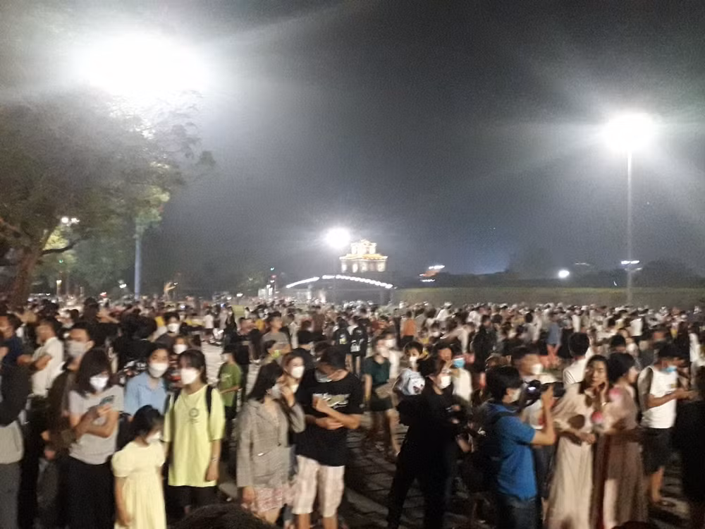pho dem hoang thanh hue chinh thuc mo cua don du khach hinh 1