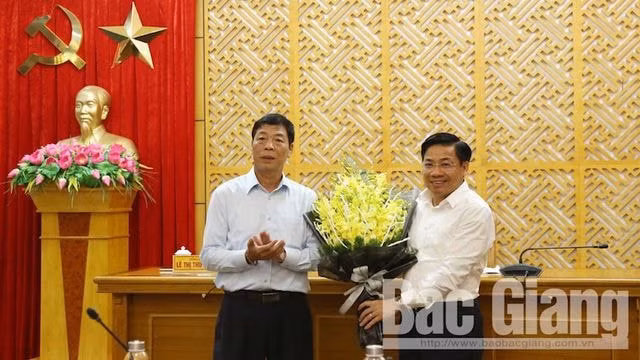 Bí thư Tỉnh uỷ Bắc Giang Bùi Văn Hải tặng hoa chúc mừng tân Phó Bí thư tỉnh uỷ Bắc Giang Dương Văn Thái (ảnh trái). Ảnh: Báo Bắc Giang