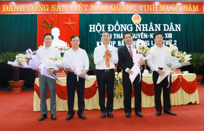Bí thư Tỉnh ủy Thái Nguyên Trần Quốc Tỏ tặng hoa chúc mừng các đồng chí được bầu bổ sung chức danh Phó Chủ tịch UBND tỉnh và Ủy viên UBND tỉnh.