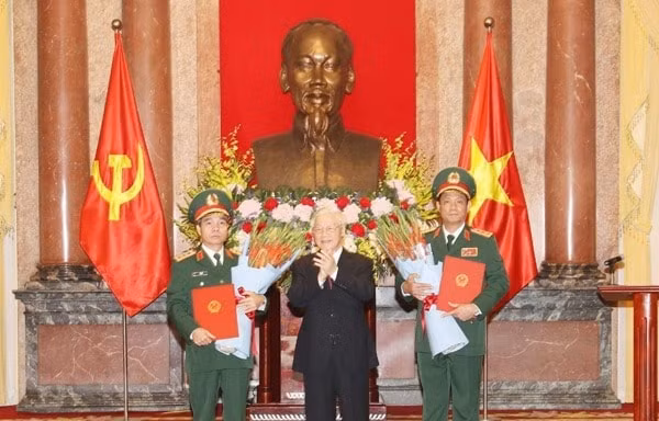 Tổng Bí thư, Chủ tịch nước Nguyễn Phú Trọng trao quyết định thăng quân hàm Thượng tướng cho các đồng chí Trần Quang Phương và Đỗ Căn. Ảnh: TTXVN
