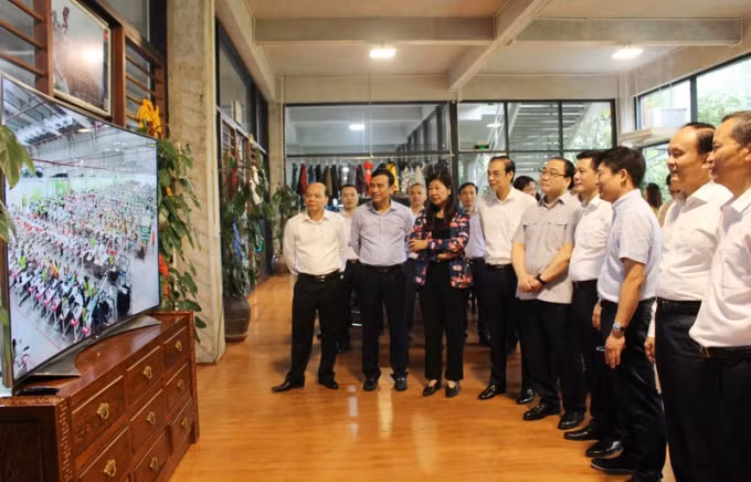 Đồng chí Hoàng Trung Hải - Ủy viên Bộ Chính trị, Bí thư Thành ủy Hà Nội và đồng chí Nguyễn Hồng Diên, Ủy viên Trung ương Đảng, Bí thư Tỉnh ủy Thái Bình cùng đoàn công tác xem video giới thiệu tổng quan về Công ty MXP