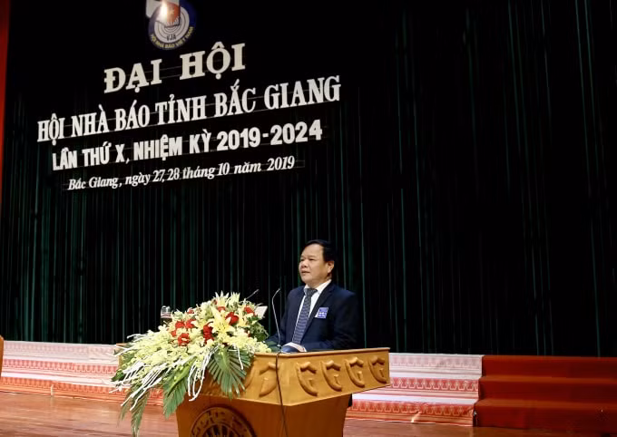 Đồng chí Trịnh Văn Ánh, Ủy viên Ban Chấp hành Hội Nhà báo Việt Nam, Tổng Biên tập Báo Bắc Giang phát biểu tại hội nghị.