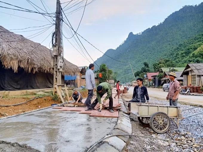 Công nhân thi công gói thầu xây dựng đường giao thông trên địa bàn tỉnh Tuyên Quang.