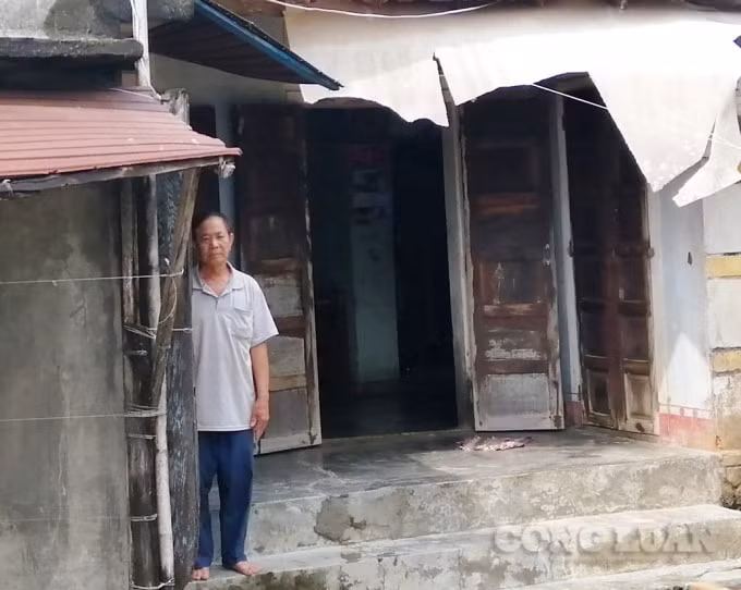 Cựu chiến binh Võ Thiên thẫn thờ bên căn nhà dột nát trước mùa mưa bão đang đến.