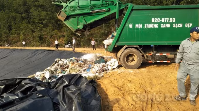 Bãi rác ở xã Tam Xuân II đã trở lại hoạt động sau 3 tháng bị người dân ngưng cấm.