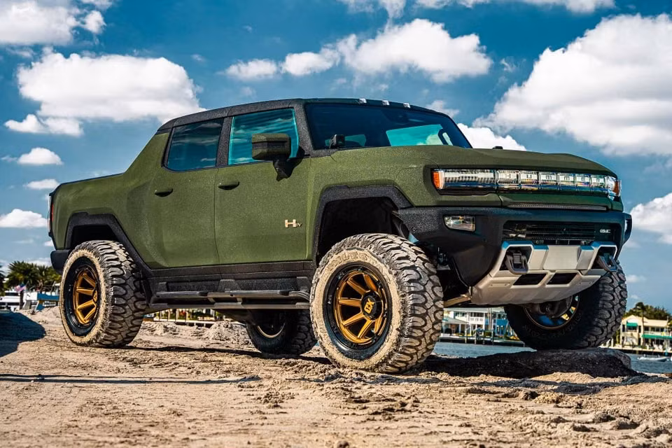 gmc hummer ev do than vo bang chat lieu dac biet hinh 1