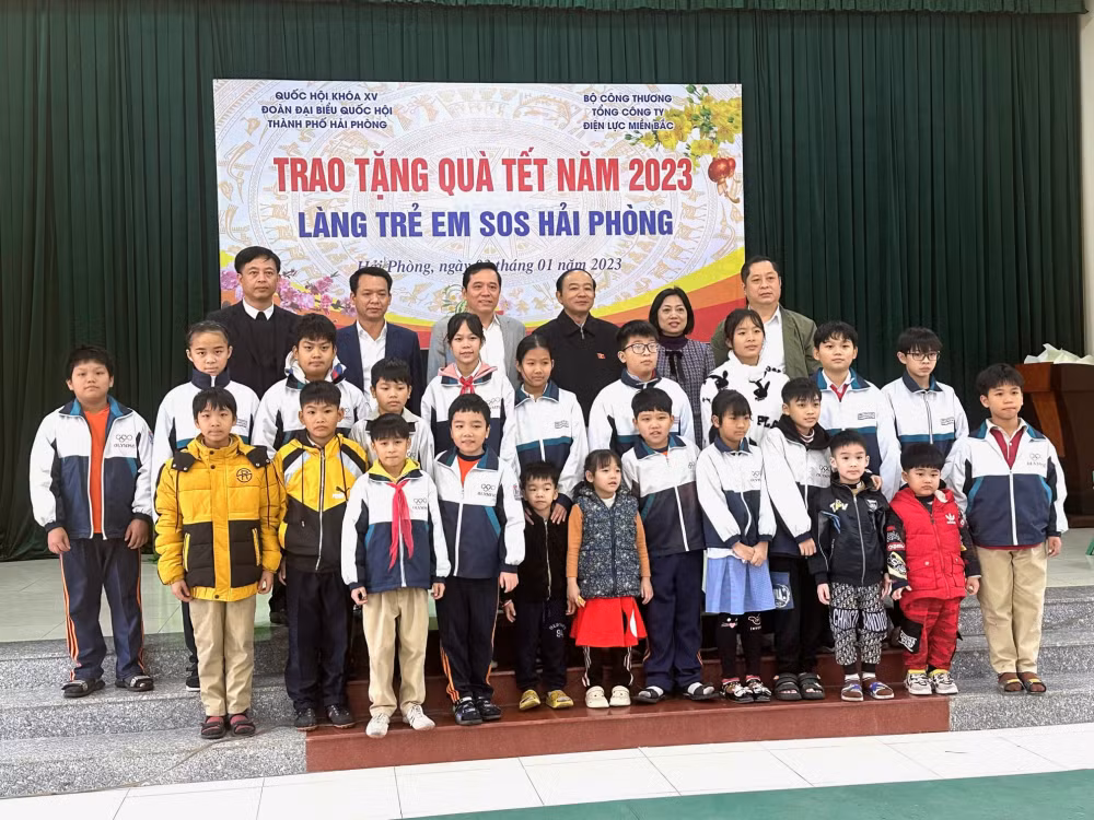 evnnpc tang 1000 suat qua tet vi nguoi ngheo cho cac gia dinh chinh sach tre mo coi ho ngheo hoan canh kho khan hinh 6