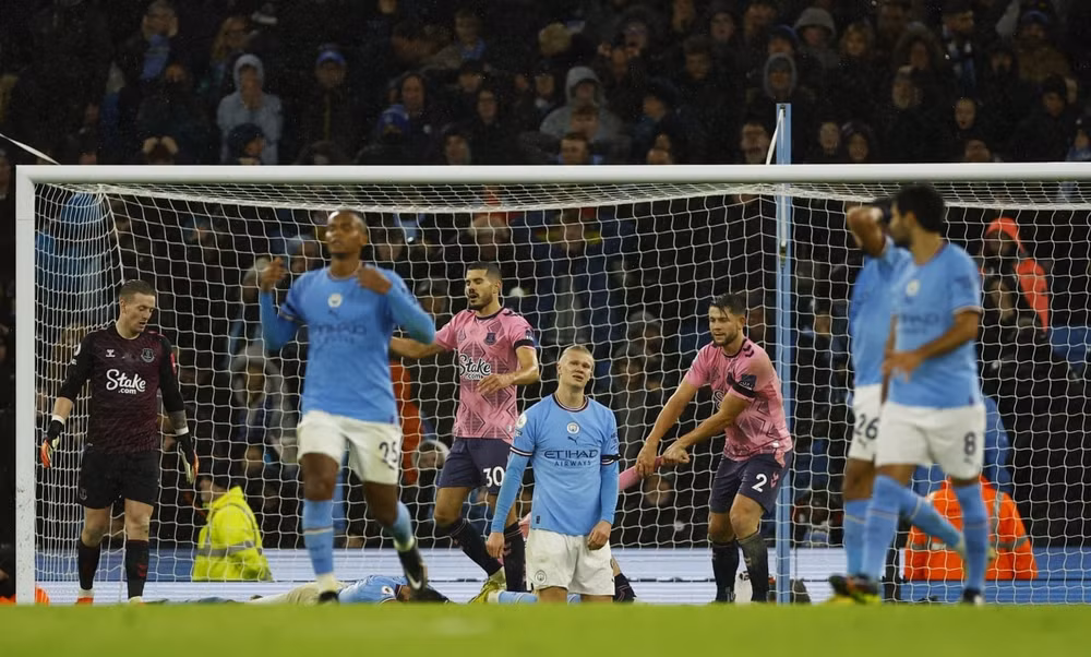 haaland toa sang man city van bi cam chan vi sieu pham cua gray hinh 1