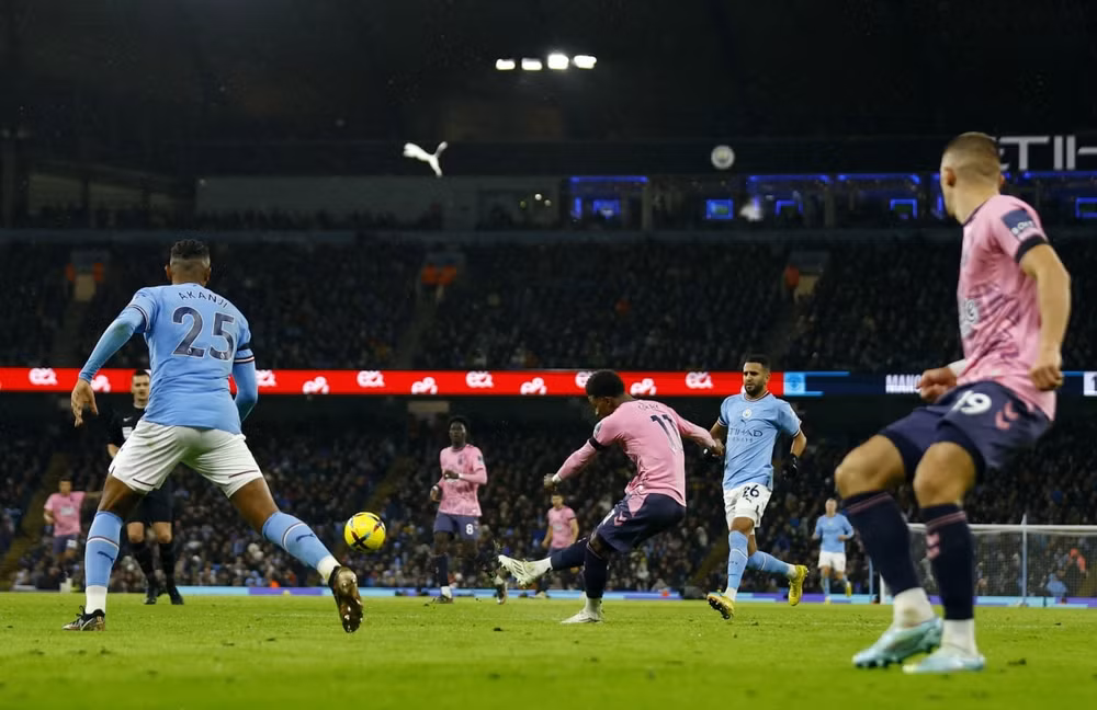 haaland toa sang man city van bi cam chan vi sieu pham cua gray hinh 4