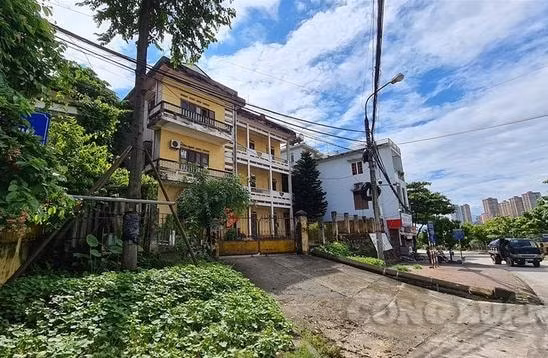 Khu vực chi cục Bảo vệ Môi trường cũ (thuộc Sở TN&MT tỉnh Lào Cai) nằm ở ngay đầu đường Thanh Niên, thành phố Lào Cai. Khu nhà đất rộng hơn 1.000 m2 này đã được bán tháng 10/2018 với giá 21,9 tỉ đồng.