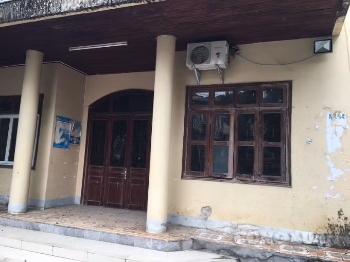 Trụ sở cũ của Công ty CP vật tư nông nghiệp tổng hợp Lào Cai bị bỏ hoang đã nhiều năm. Trước đây, cũng có một cá nhân thuê mở nhà hàng hải sản nhưng cũng đã trả lại mặt bằng.