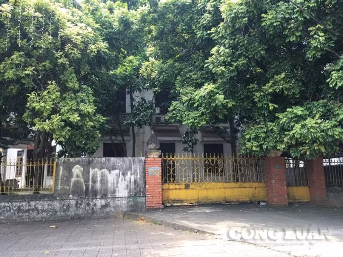 Tại số 226 đường Hoàng Liên (phường Kim Tân, TP Lào Cai) là trụ sở của một Ban Quản lý dự án thuộc Sở KH&ĐT tỉnh Lào Cai cũng cửa đóng then cài không một bóng người. Mặc dù cơ sở vật chất nhìn bên ngoài rất khang trang, sạch đẹp.