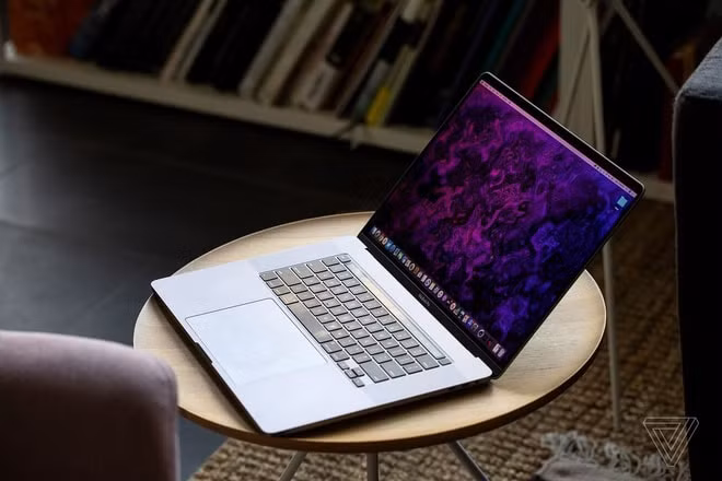 Chip bảo mật T2 được trang bị cho macbook thế hệ 2018. Ảnh: The Verge