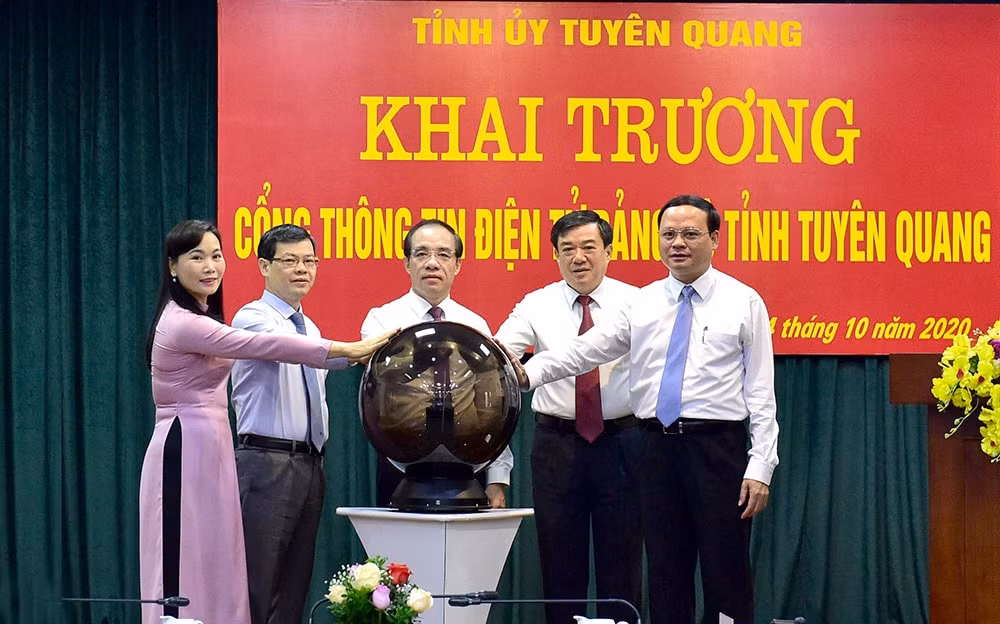 Các đồng chí lãnh đạo tỉnh khai trương Cổng thông tin điện tử Đảng bộ tỉnh.