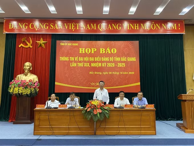 Ông Lê Ánh Dương - PCT Thường trực UBND Tỉnh Bắc Giang trao đổi về các thông tin kinh tế xã hội của Tỉnh. Ảnh: Dương Lâm