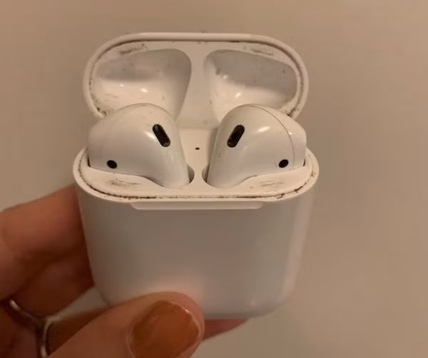AirPods cũ thường có ngoại hình trông rất bẩn. Ảnh: Business Insider
