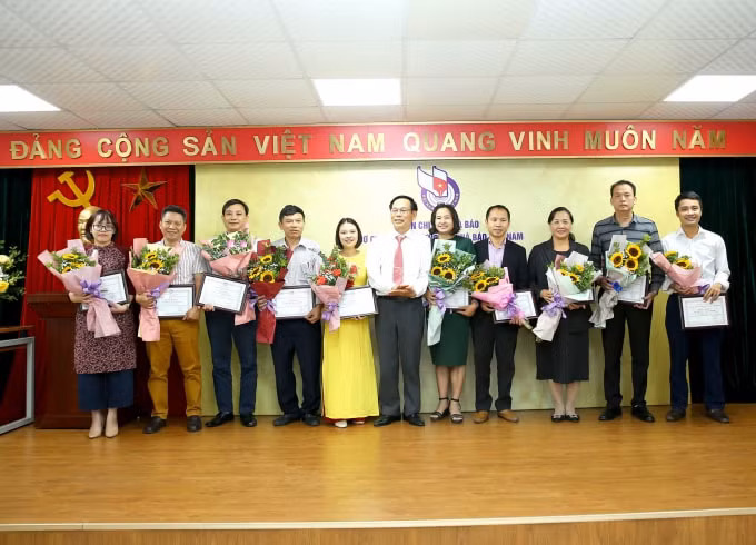 Các hội viên nhận giấy khen của Chủ tịch Liên chi hội nhà báo Cơ quan Trung ương HNBVN về thành thích thì đua 2019. Ảnh: Sơn Hải