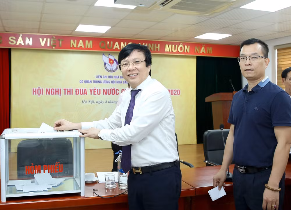 Nhà báo Hồ Quang Lợi - Phó Chủ tịch Thường trực Hội Nhà báo Việt Nam bỏ phiếu bầu đại biểu dự Đại hội Hội Nhà báo toàn quốc lần thứ 11. Ảnh: Sơn Hải