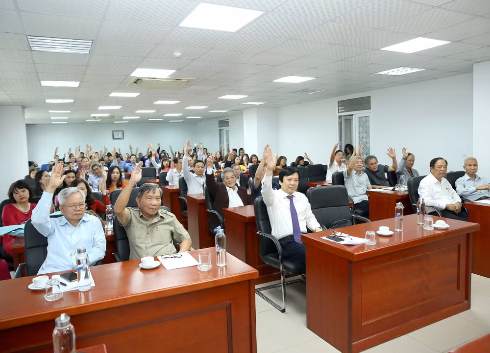 Các đại biểu biểu quyết thông qua một số nội dung tại hội nghị. Ảnh: Sơn Hải