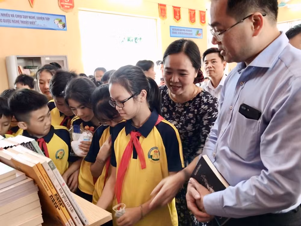 Nhân dân xã Đồng Tâm háo hức đón nhận tủ sách mới.