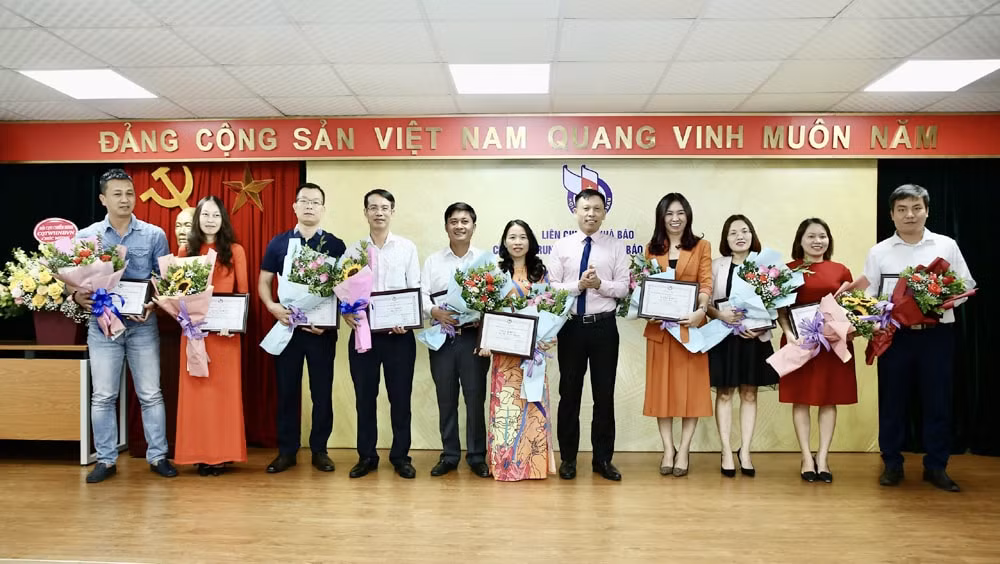 Các hội viên nhận giấy khen của Chủ tịch Liên chi hội nhà báo Cơ quan Trung ương HNBVN về thành thích thì đua 2019. Ảnh: Sơn Hải