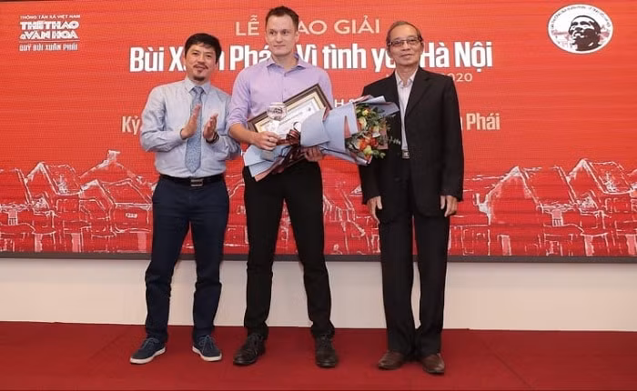 Tổng biên tập báo Thể thao&Văn hóa, Trưởng Ban tổ chức Lê Xuân Thành (bên trái) cùng Chủ tịch Hội đồng giám khảo - nhà thơ Bằng Việt trao giải ở ''Tác phẩm- Vì tình yêu hà Nội'' cho tác giả Marko Nikolic. Ảnh: Linh Anh