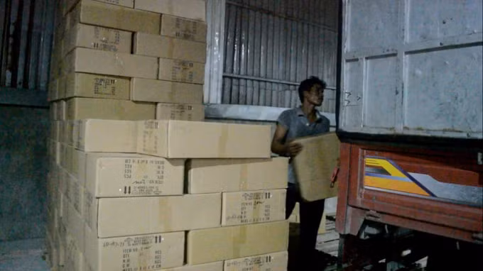 Hàng chục ngàn đèn led nhập lậu Trung Quốc bị thu giữ trước khi được phân phối ra thị trường. Ảnh: NLD