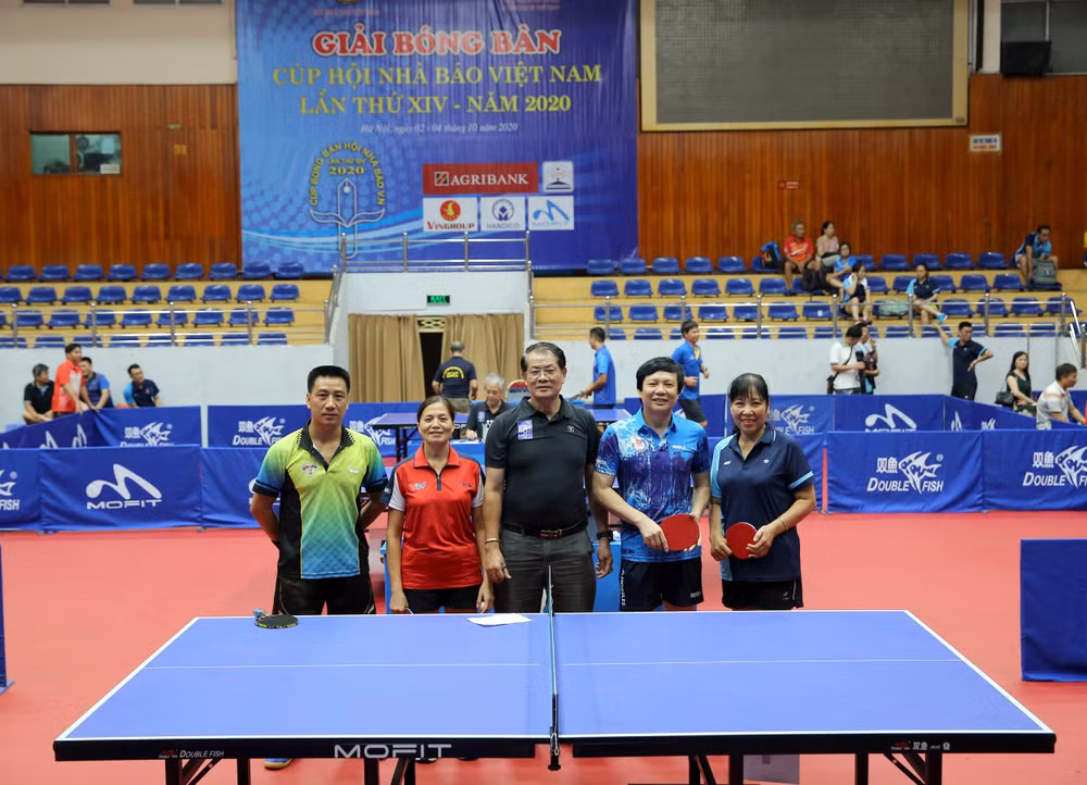 Phó Chủ tịch Thường trực Hội Nhà báo Việt Nam Hồ Quang Lợi - Trưởng ban Tổ chức giải tham gia thi đấu. (Ảnh: Sơn Hải)