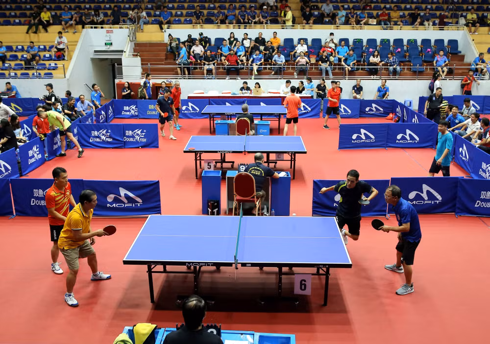 Nhà báo Tô Quang Phán + Đặng Ngọc Hải (Đài PTTH Hà Nội và Báo HànộiMới) thi đấu nội dung đôi nam lãnh đạo. (Ảnh: Sơn Hải)