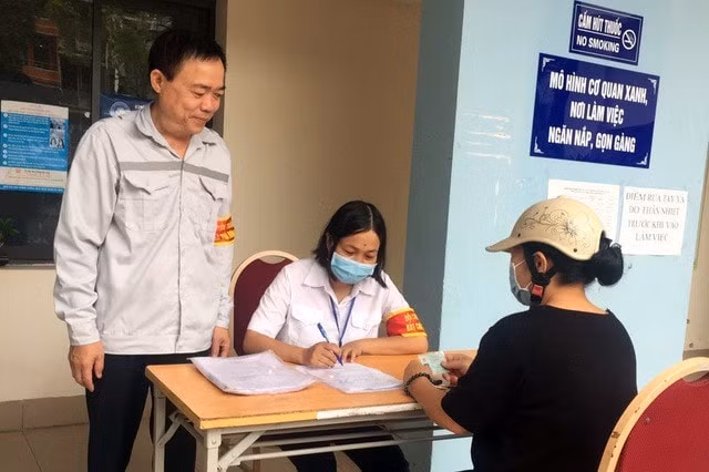 Hình ảnh người dân ký cam kết để nhận lại chó thả rông bị bắt. Ảnh: baotienphong.